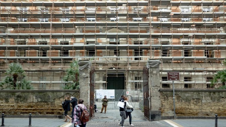 Napoli, Palazzo d’Avalos: facciate restaurate, verso la rimozione dei ponteggi