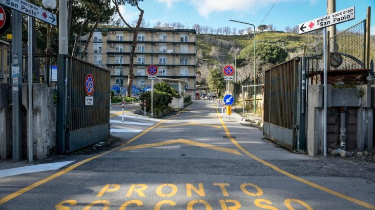 Napoli, parenti di un paziente minacciano infermiera e rompono arredi: quarta aggressione dell’anno