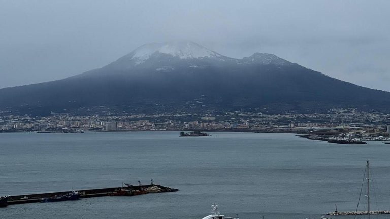 Sul Vesuvio la prima neve del 2025. Capri isolata, nel Salernitano esonda il fiume Calore