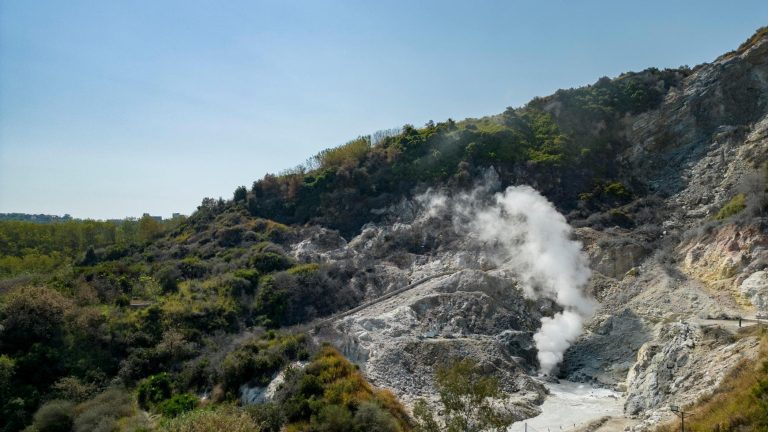 Campi Flegrei, allarme anidride carbonica: rischio di concentrazioni alte nei locali seminterrati