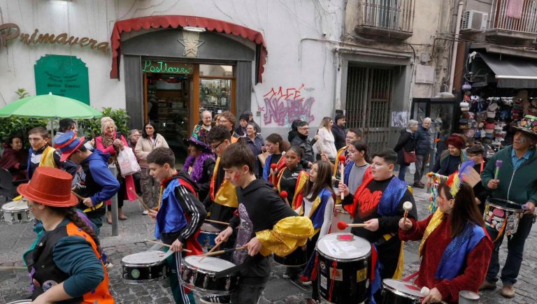 Maschere, coriandoli e colori, il “Carnevale sociale” alla Sanità e Materdei