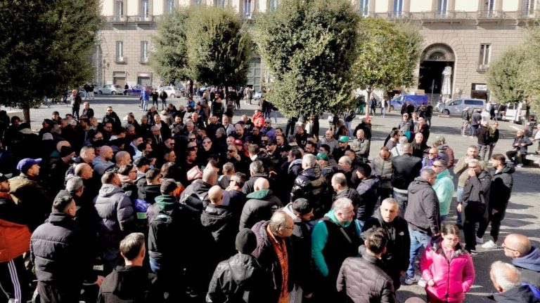 Napoli, taxi fermi contro Uber: 400 autisti in assemblea sotto il Comune