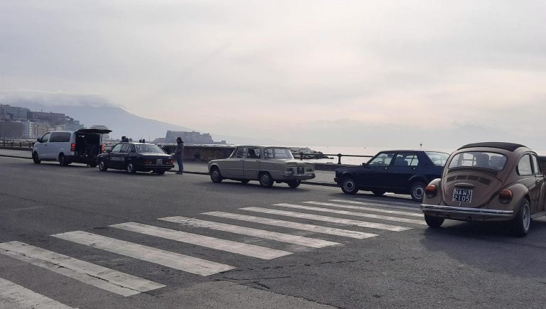 Napoli, “traffico” di auto degli anni Ottanta a via Caracciolo: sono per le riprese del film su Enzo Tortora