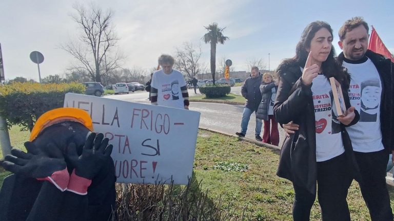 Patrizio Spasiano, i genitori con manichino annerito davanti alla Frigocaserta: “Verità e giustizia”