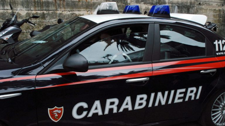 Prima diffonde foto private poi minaccia di sfregiare con l’acido l’ex fidanzata, arrestato 17enne