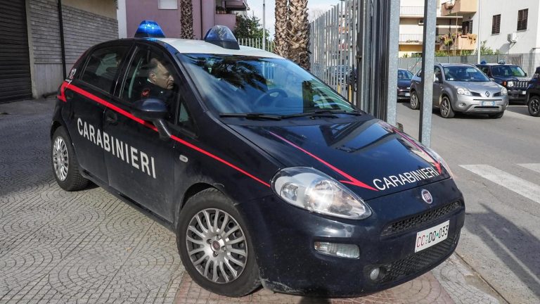 Torre del Greco, esce in permesso premio ma picchia la compagna, sperona giovane e sequestra auto