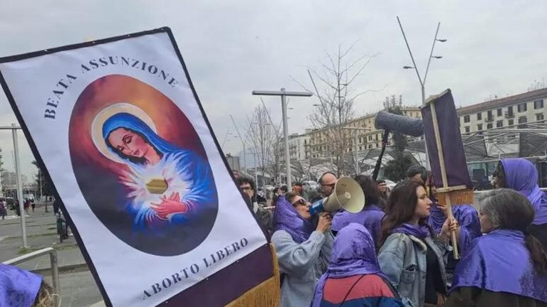 8 marzo, a Napoli una Madonna con pillola abortiva sullo stendardo al corteo “Non una di meno”