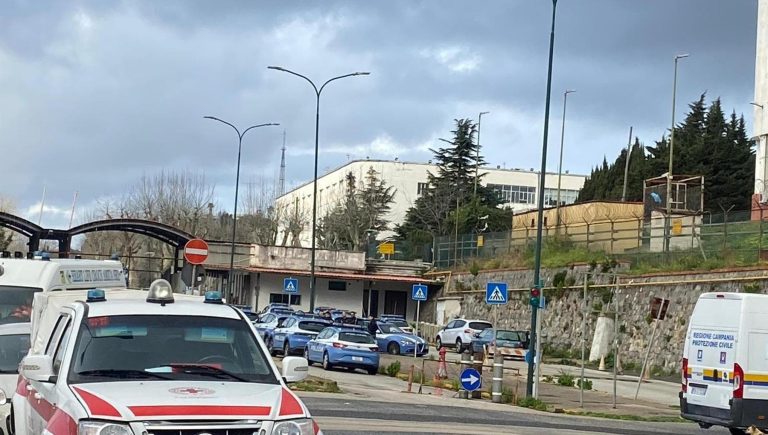 Alba di paura con gente e polizia in strada in viale della Liberazione dopo il terremoto