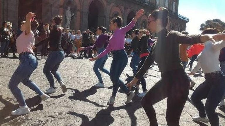 “Bella così”, domani il flash mob in piazza Plebiscito. Sul palco Tatangelo, Laurito e De Luca