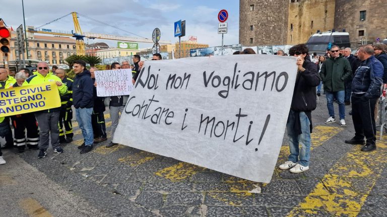 Campi Flegrei, striscione al Maschio Angioino: “Non vogliamo contare i morti”