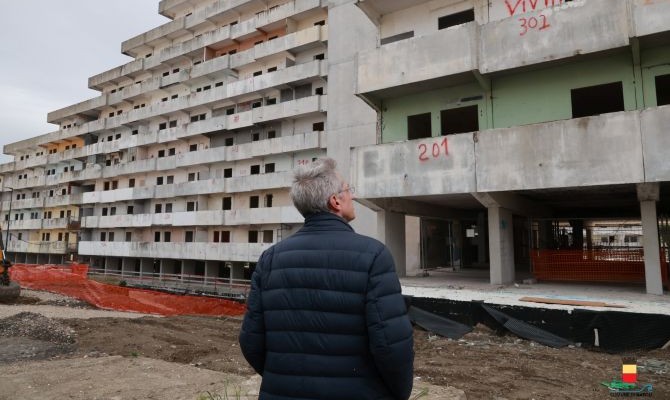 Iniziato l’abbattimento della Vela Gialla a Scampia