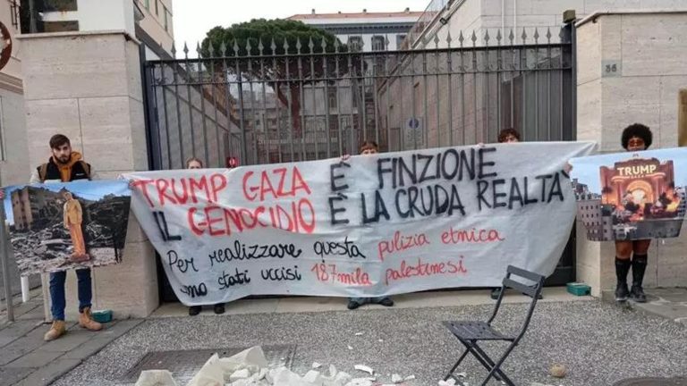 Macerie, giocattoli e ‘sangue’ davanti al consolato Usa a Napoli: protesta attivisti pro Palestina