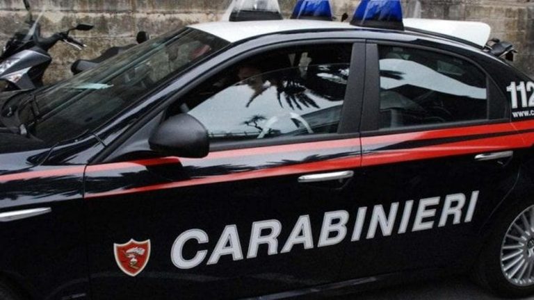 Tornano liberi i genitori della 19enne picchiata e reclusa perché ama un ragazzo trans